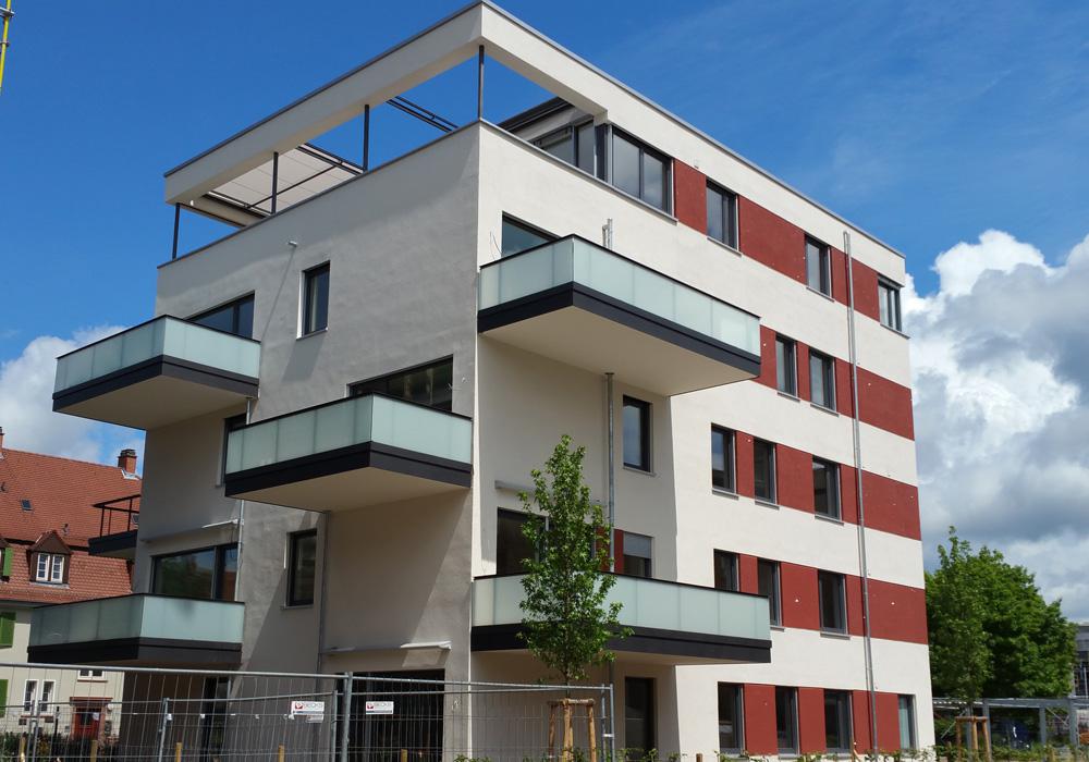 Die großen Balkone gliedern die Fassade.